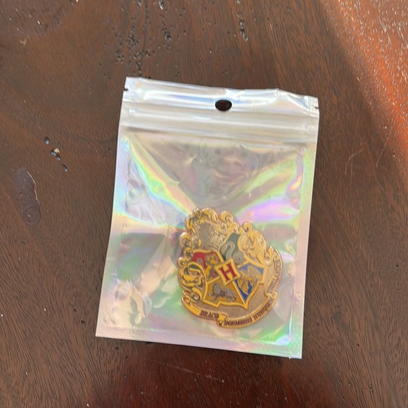 Warner brothers Harry Potter’s school crest with all houses crests within - Picture 5 of 5